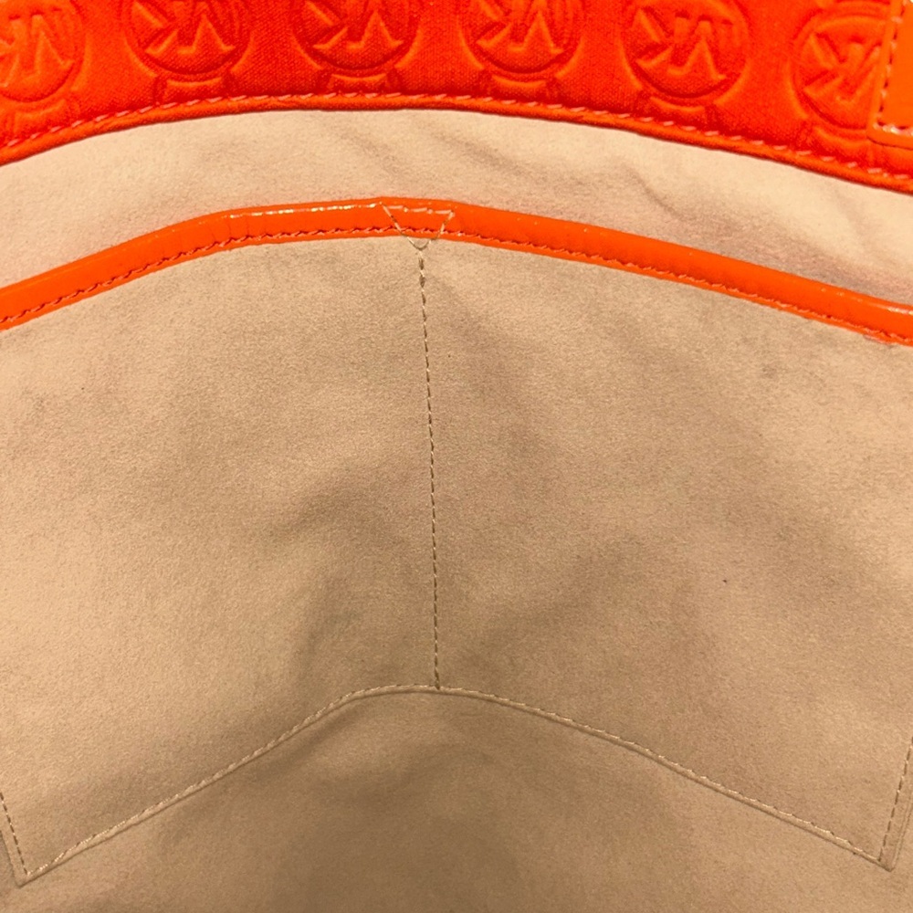 Pre loved Michael Kors quilted jet set Orange Embossed Tote Bag with wristlet - Picture 6 of 16